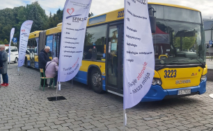 Na zdjęciu widzimy autobus komunikacji miejskiej oraz banery SPMZOZ